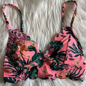 NWOT Vanilla/Beach scalloped bikini top